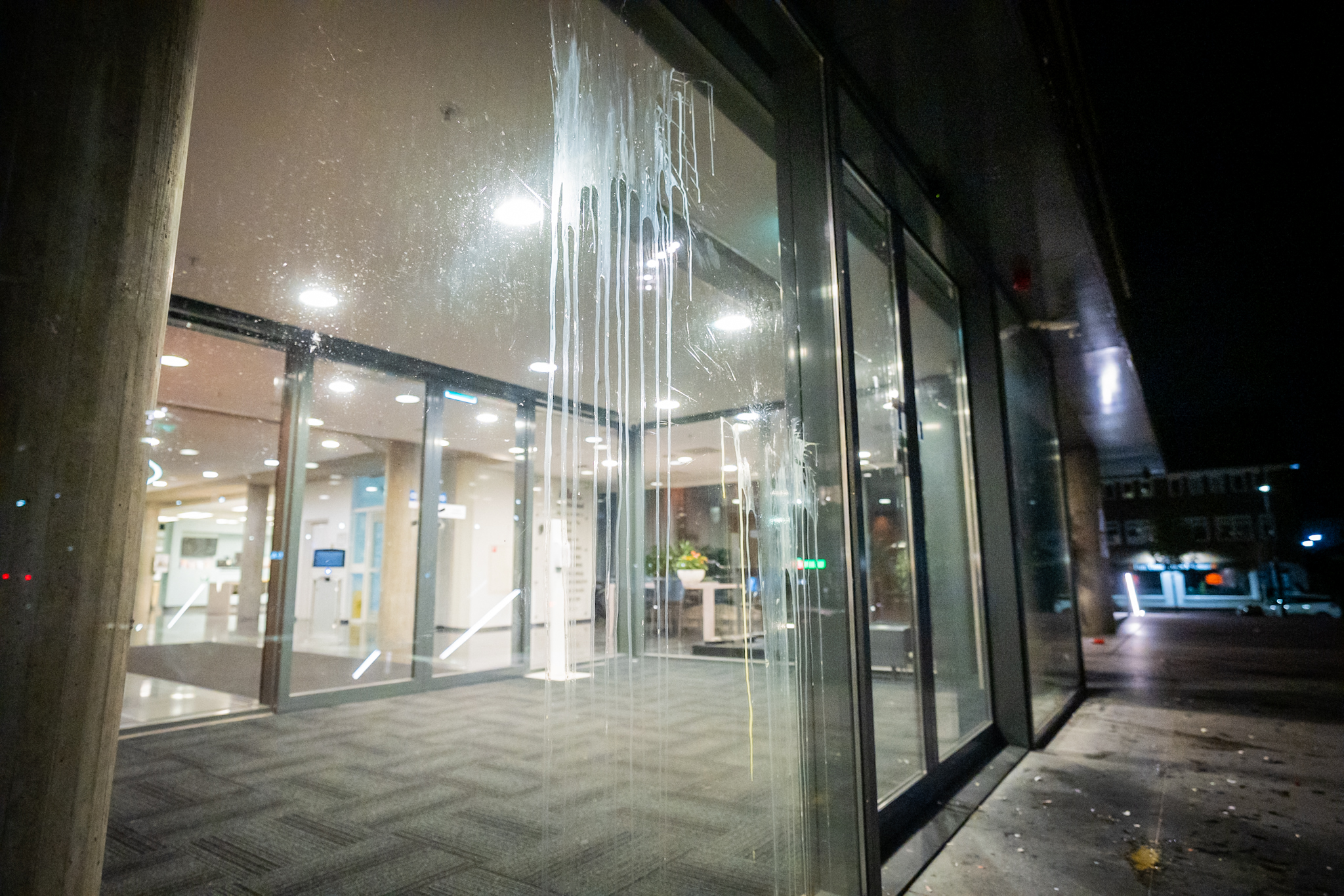 Raadzaal Doetinchem bekogeld met eieren tegen komt AZC