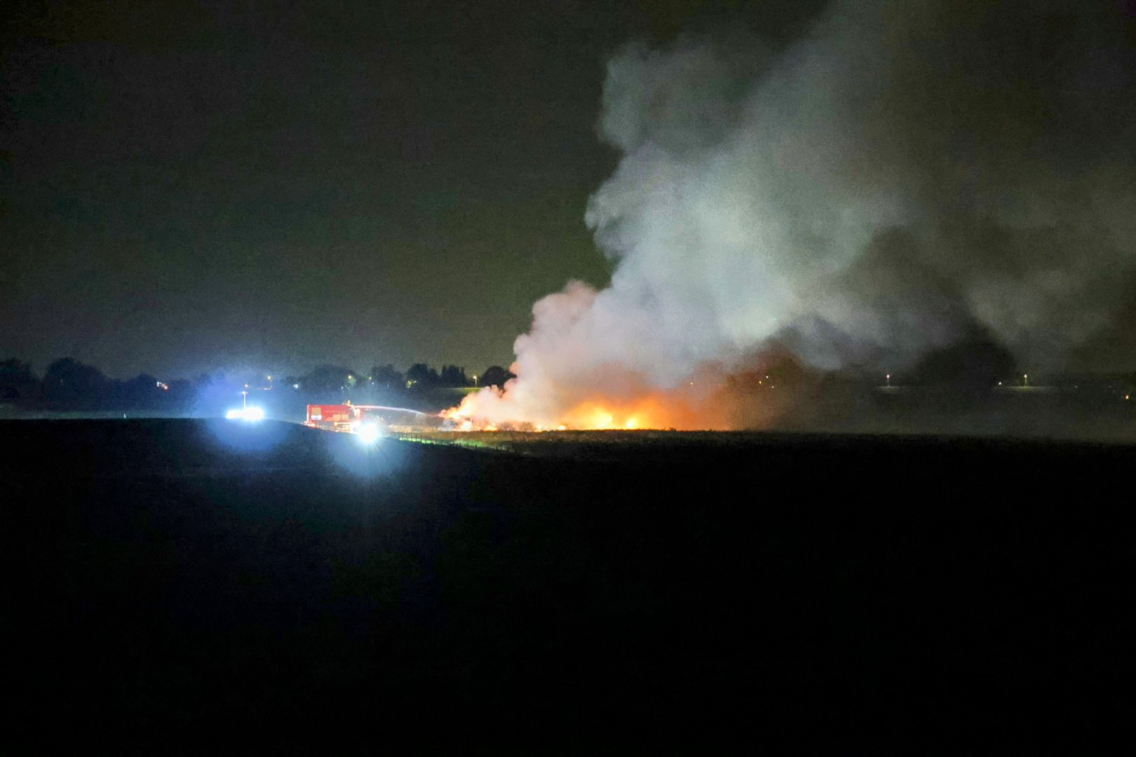 Berg met maaisel vliegt in brand en zorgt voor veel rookontwikkeling