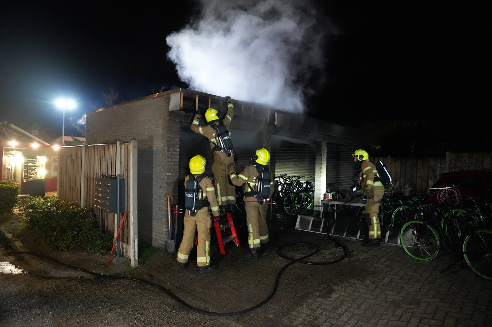 Veel schade door brand onder overkapping