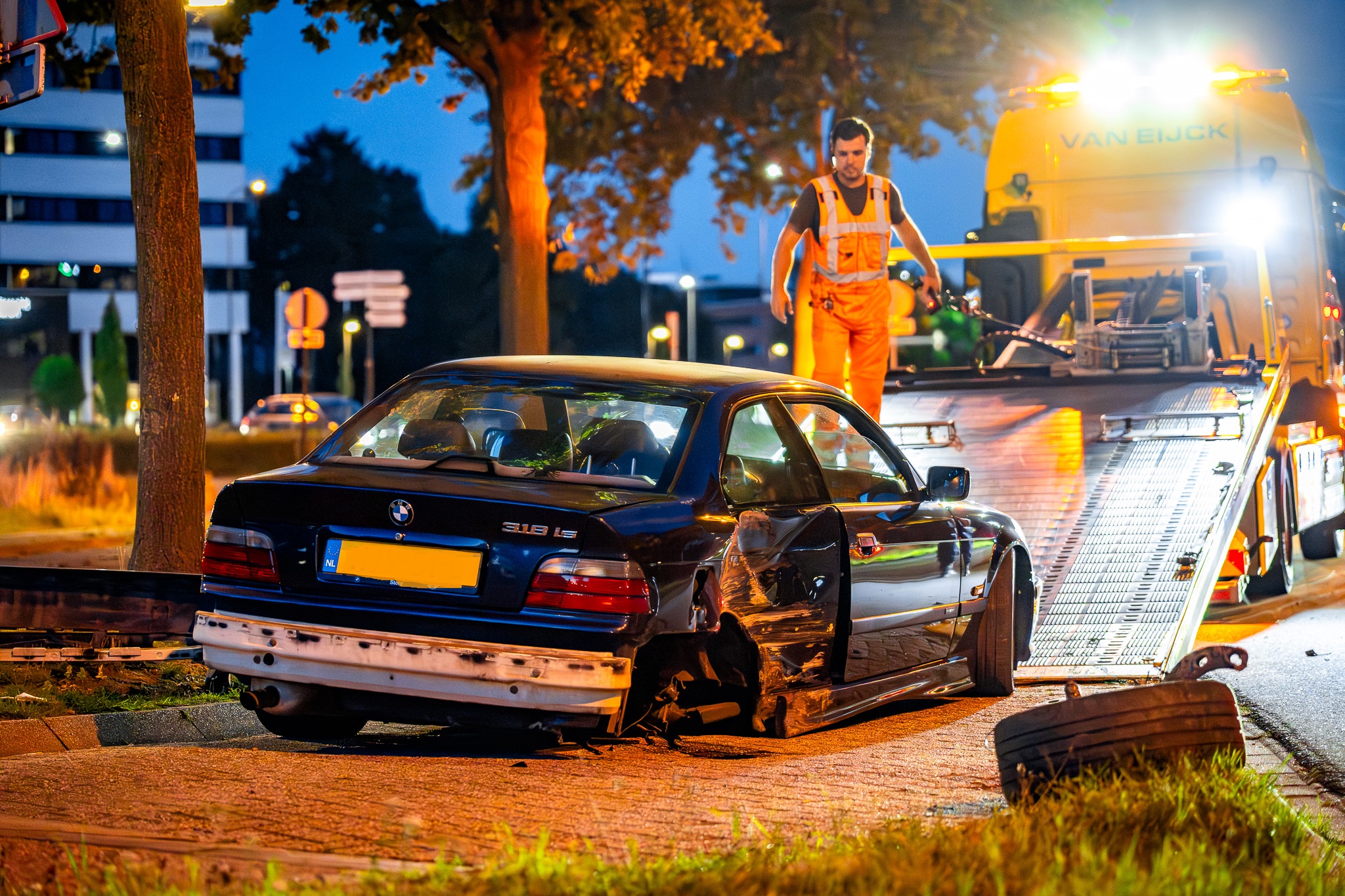 Auto crasht tegen boom, bestuurder mogelijk onder invloed