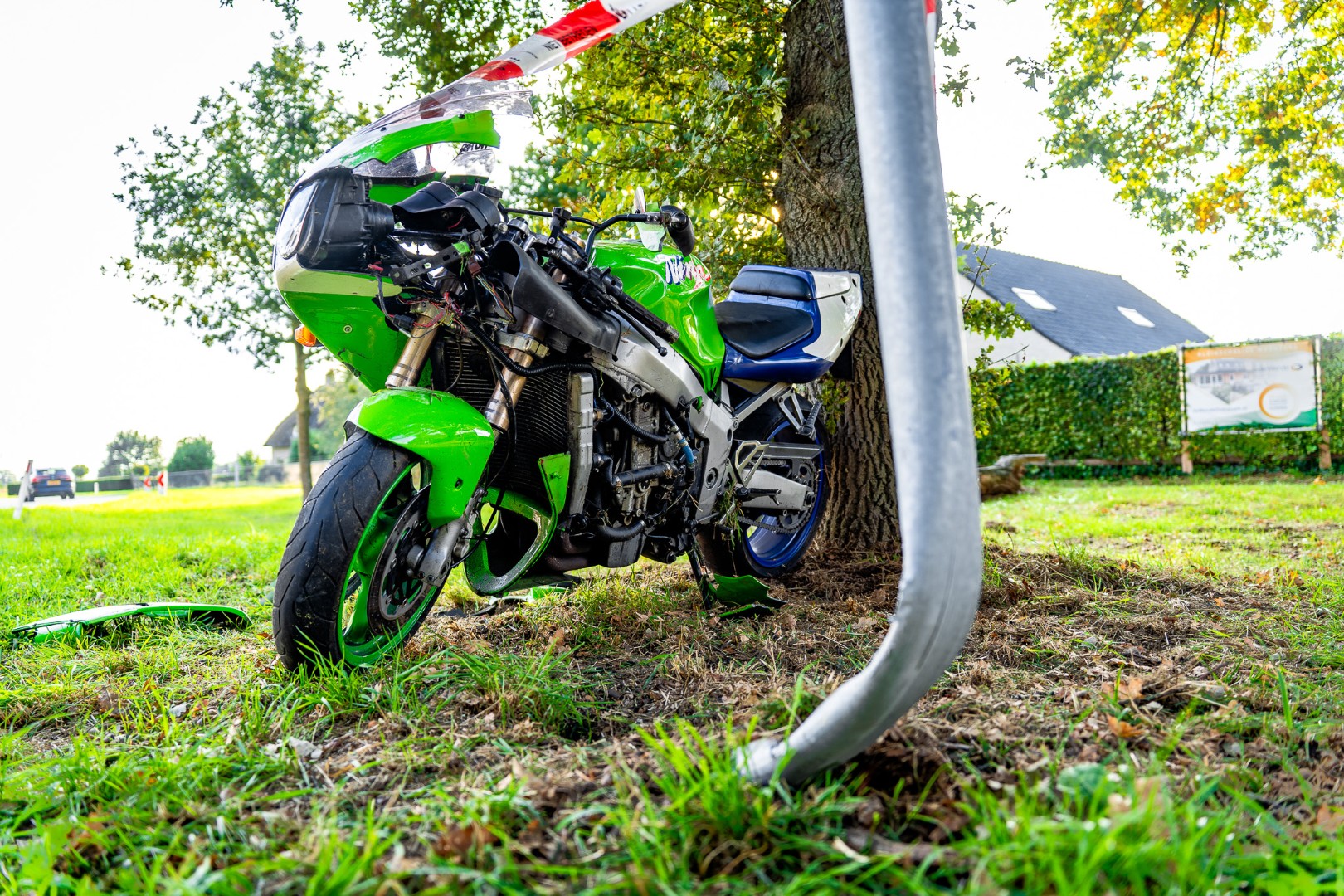 Motorrijder vlucht na ongeluk, blijkt geen rijbewijs te hebben
