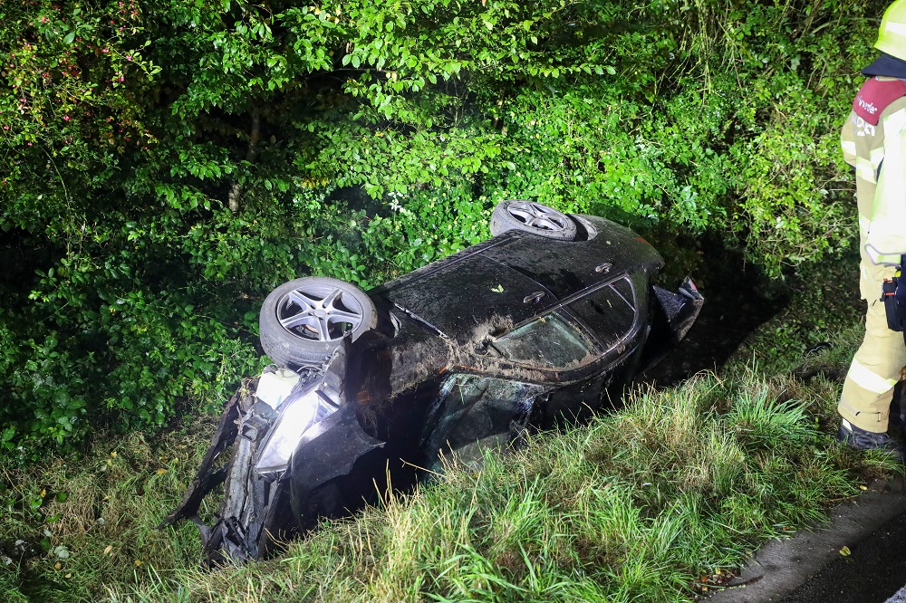 Auto raakt van de weg en belandt in sloot