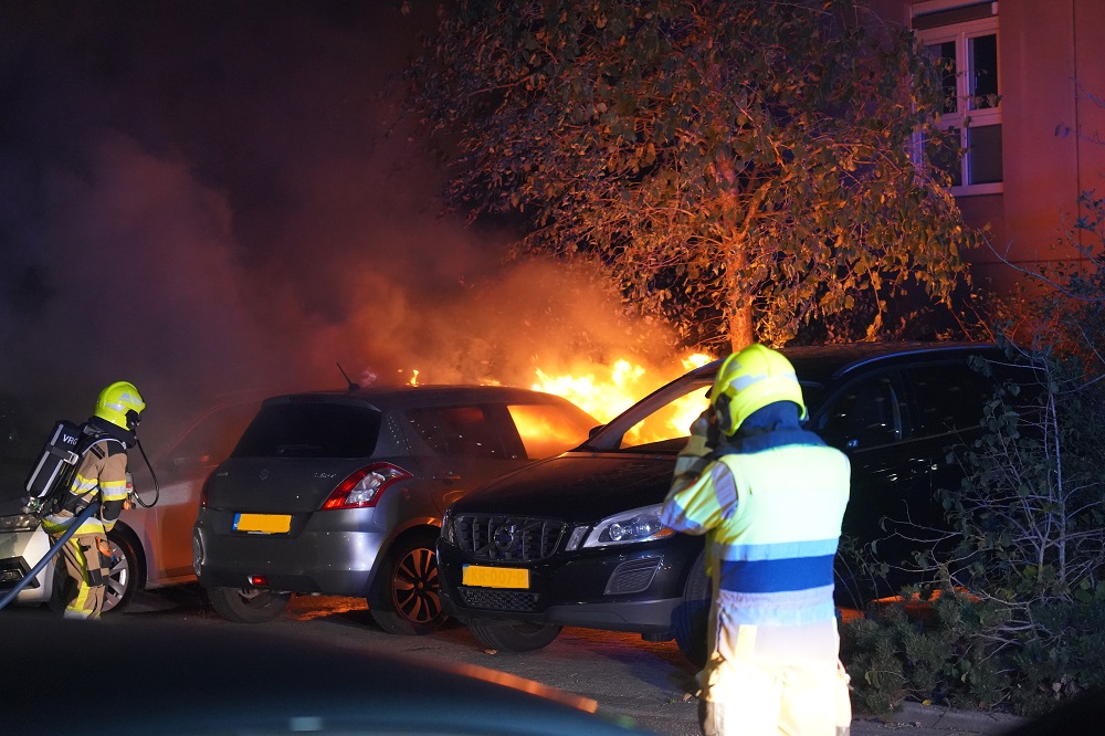 Geparkeerde auto gaat in vlammen op