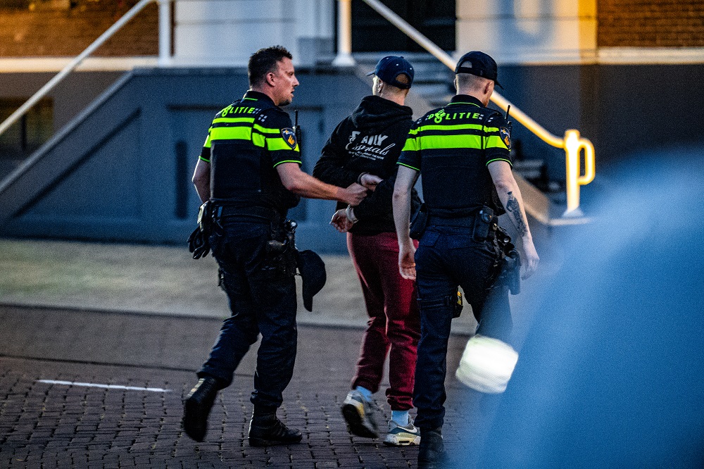 Eén persoon aangehouden tijdens gemeenteraadsvergadering over AZC