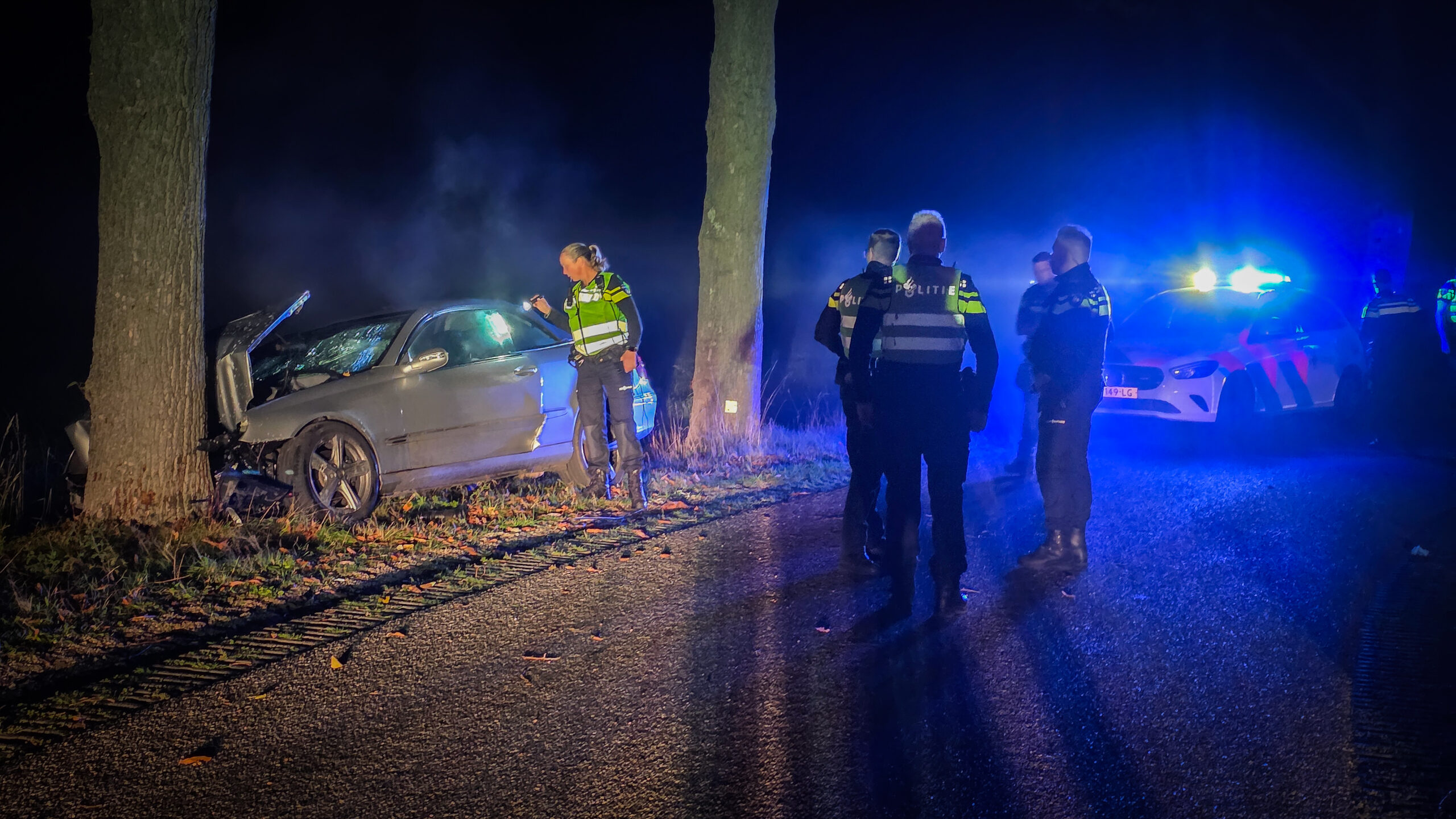 Auto botst tegen boom na negeren stopteken, bestuurder zwaargewond