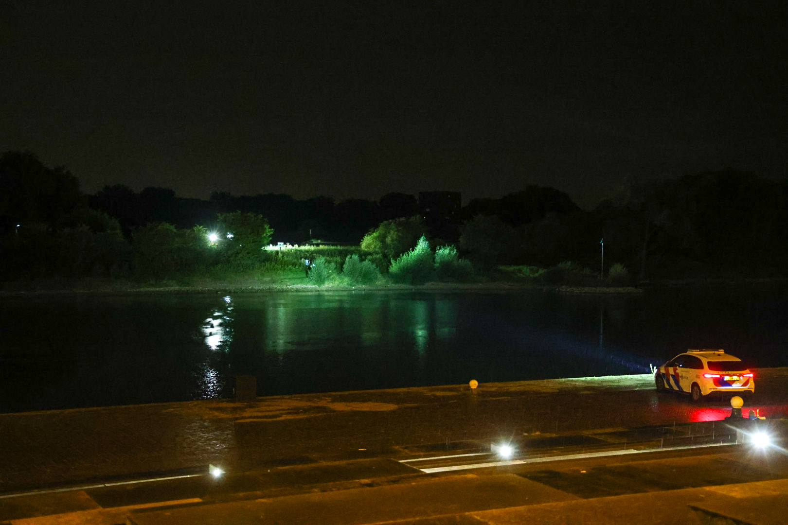 Opnieuw persoon te water aan de Rijnkade, hulpdiensten snel ter plaatse
