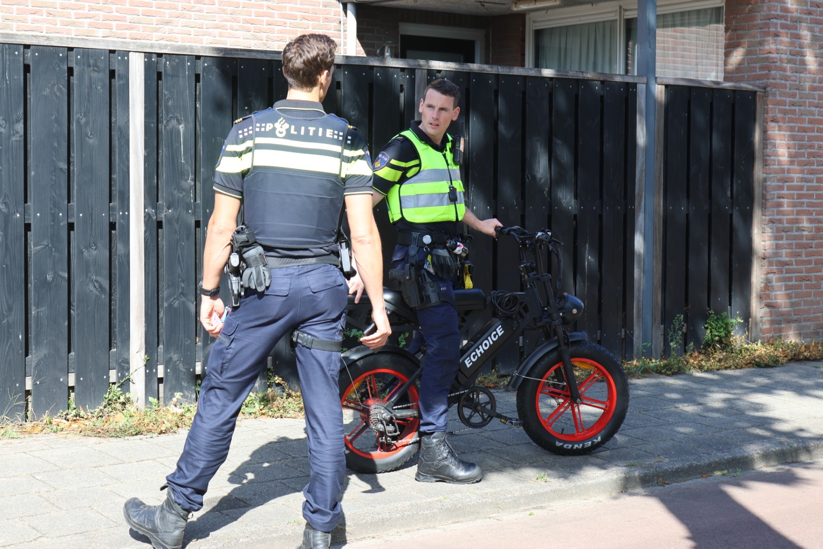 Auto schept fatbiker op kruising