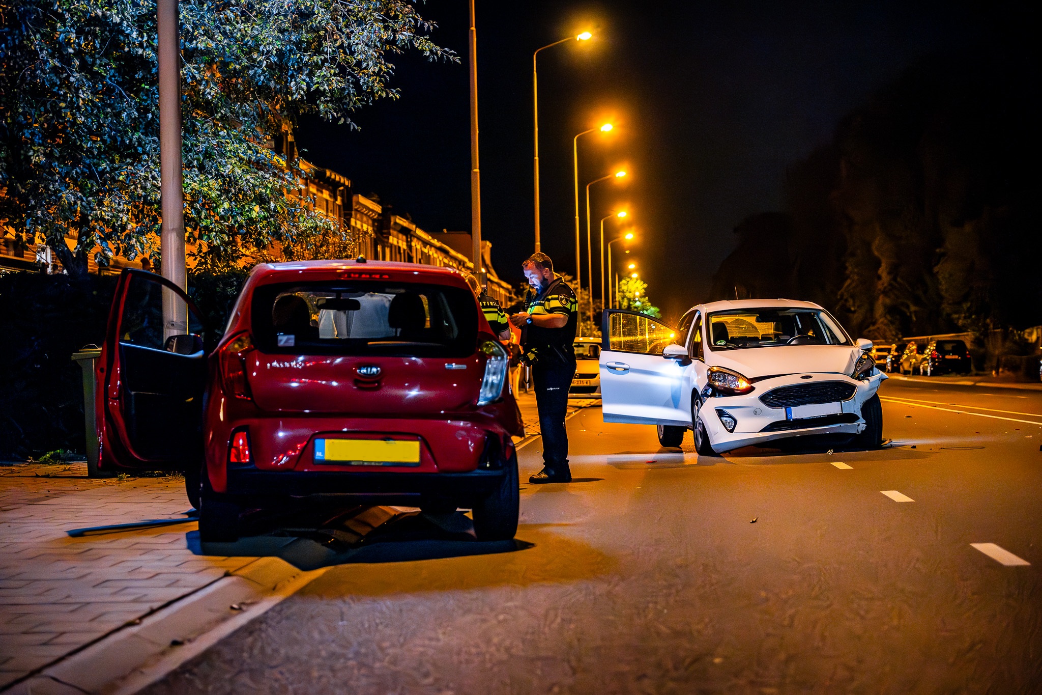 Automobilist botst achterop auto, weg vol brokstukken
