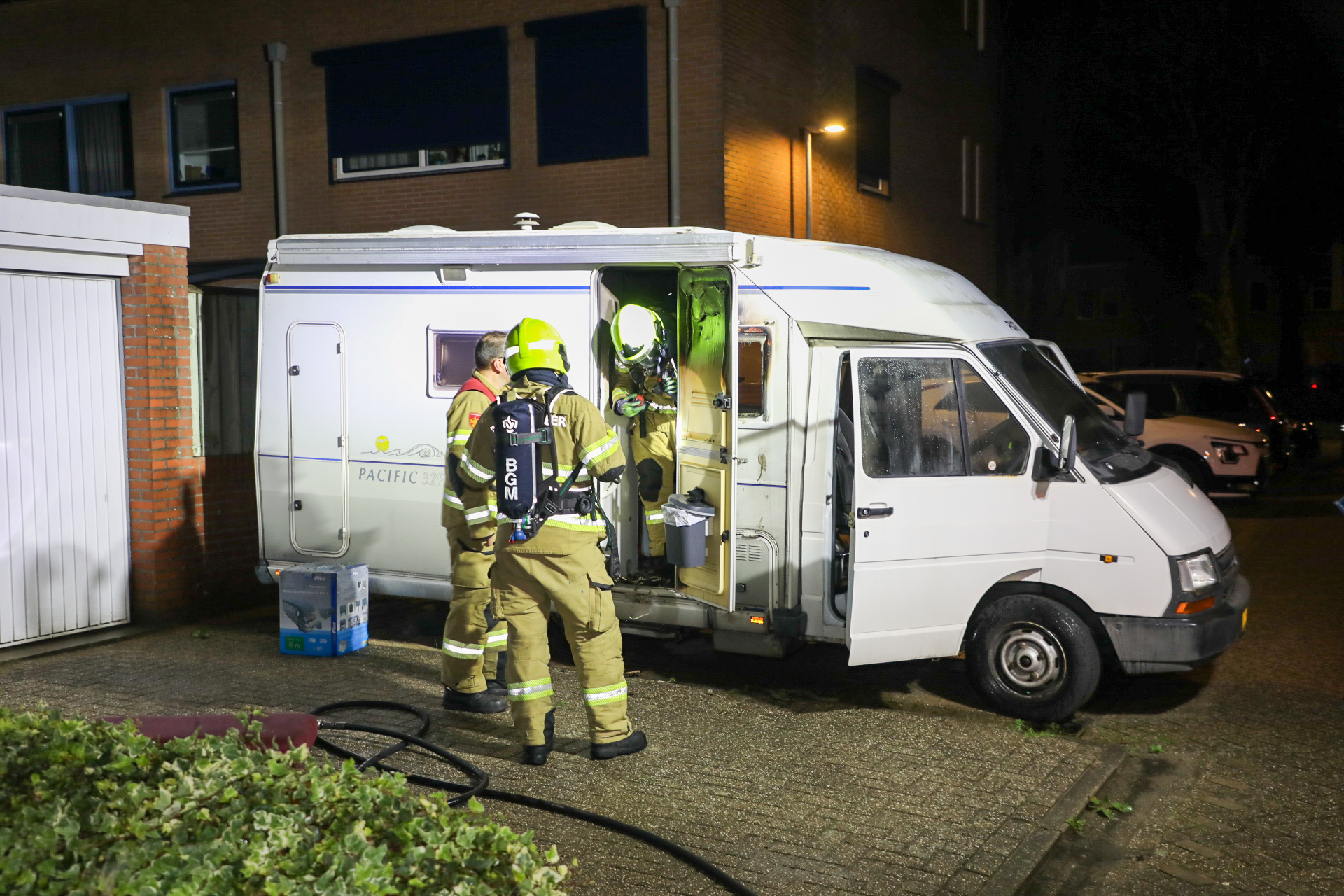 Camper vliegt in brand, vermoeden van brandstichting