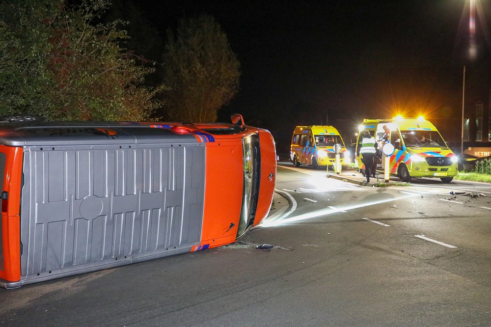 Bestelbus op z’n kant na botsing op kruising