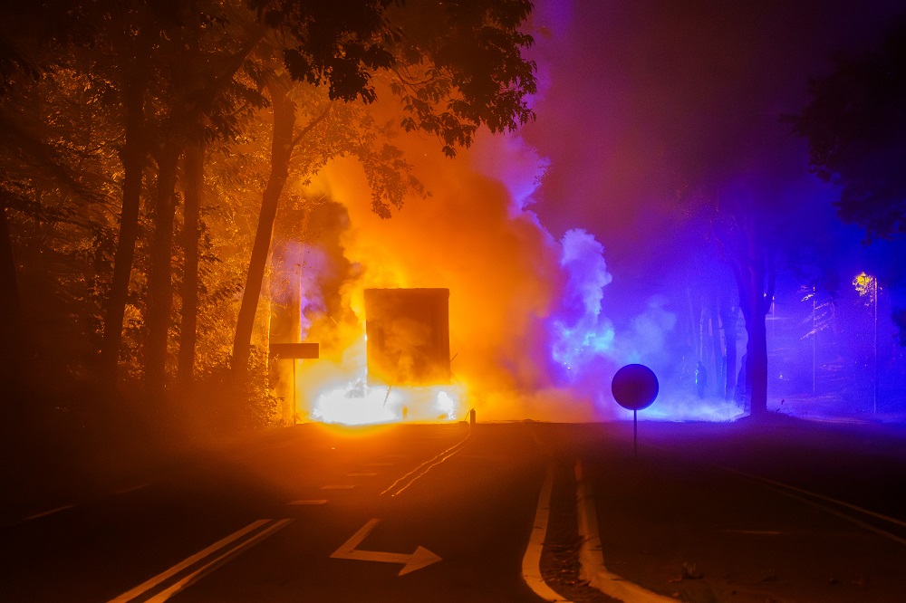 Trailer vol met wasgoed vliegt in brand