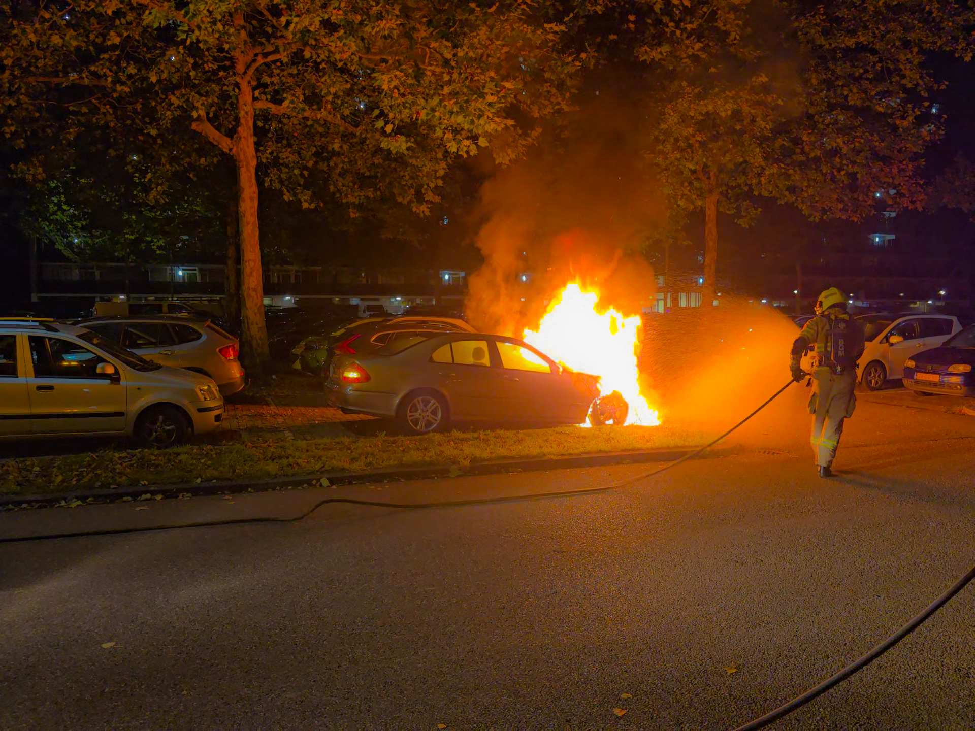 Opnieuw auto in lichterlaaie op Gelderseplein in Arnhem
