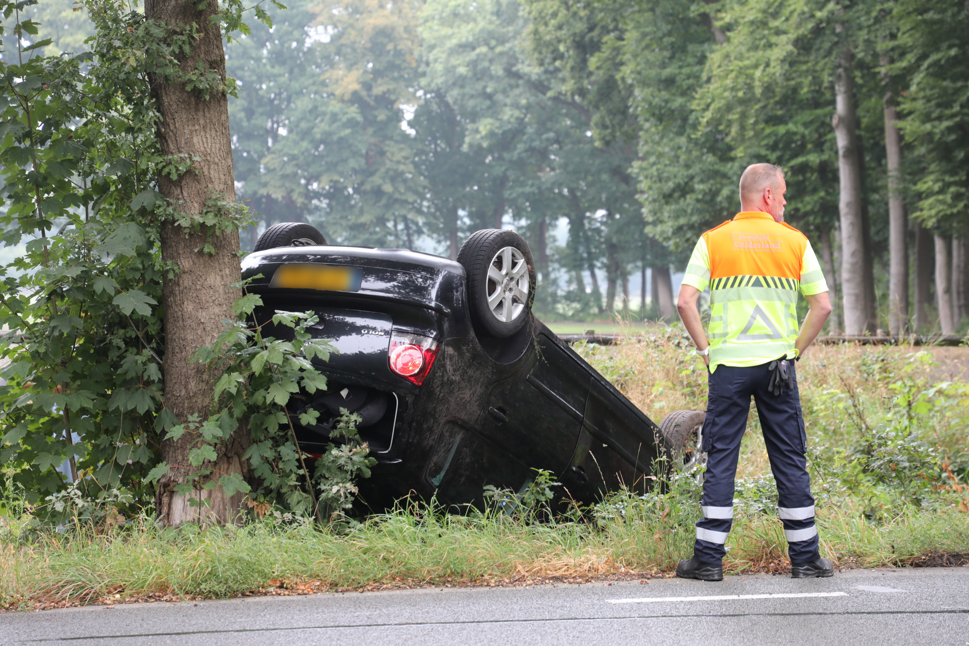 Auto slaat over de kop in verraderlijke bocht
