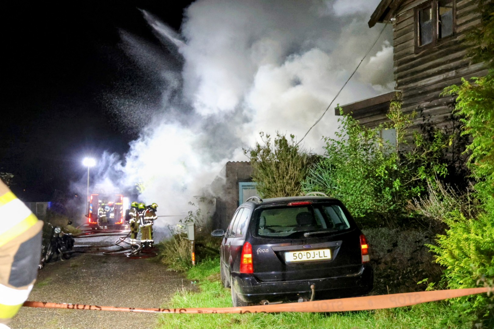 Motor gered uit brandende schuur