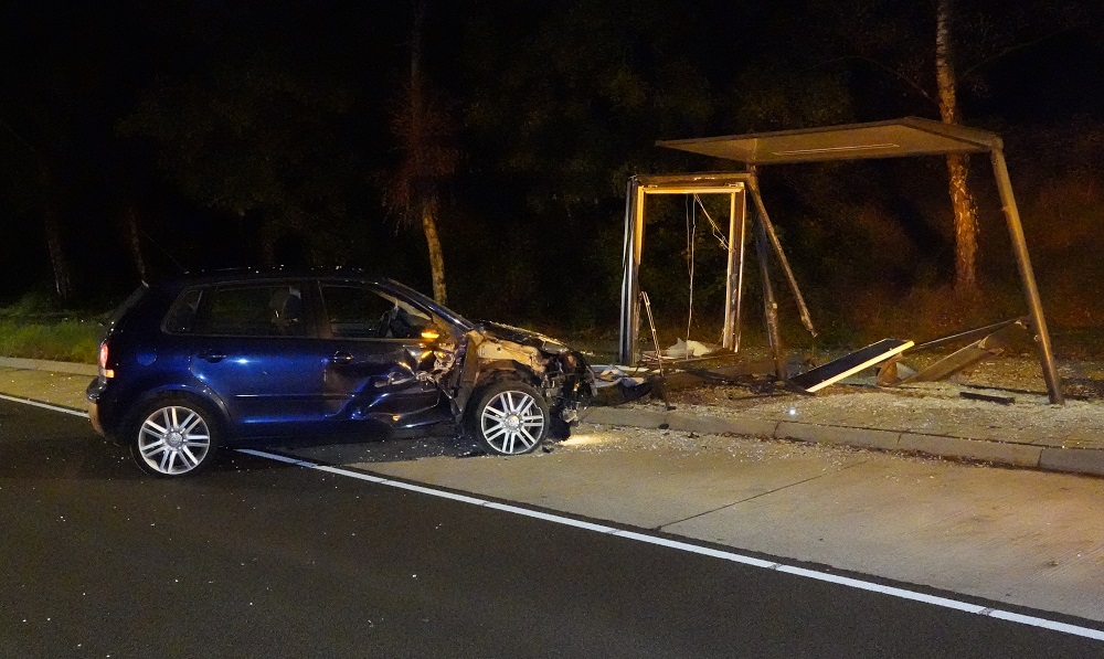 Automobilist raakt van de weg en rijdt bushokje compleet aan gort