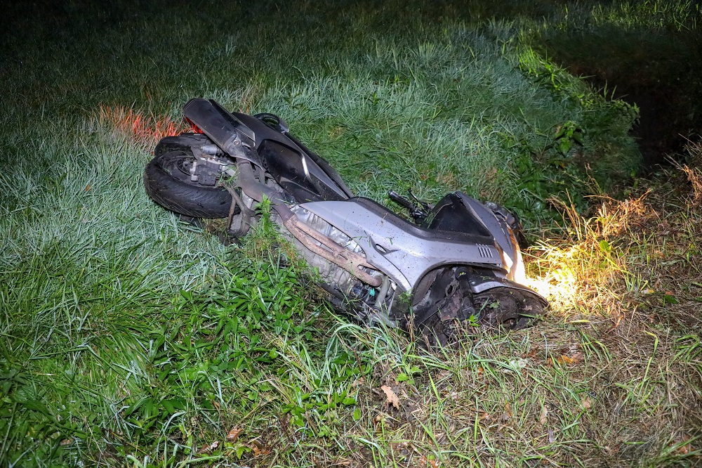 Motorscooter raakt van de weg en belandt in sloot