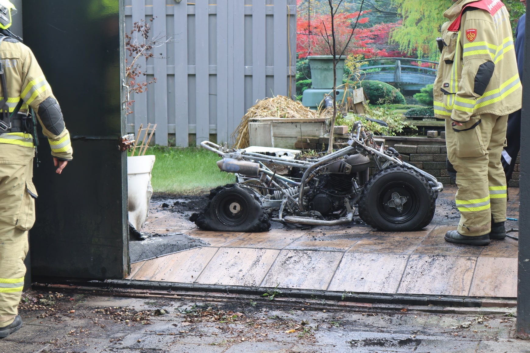 Quad vliegt in brand in achtertuin