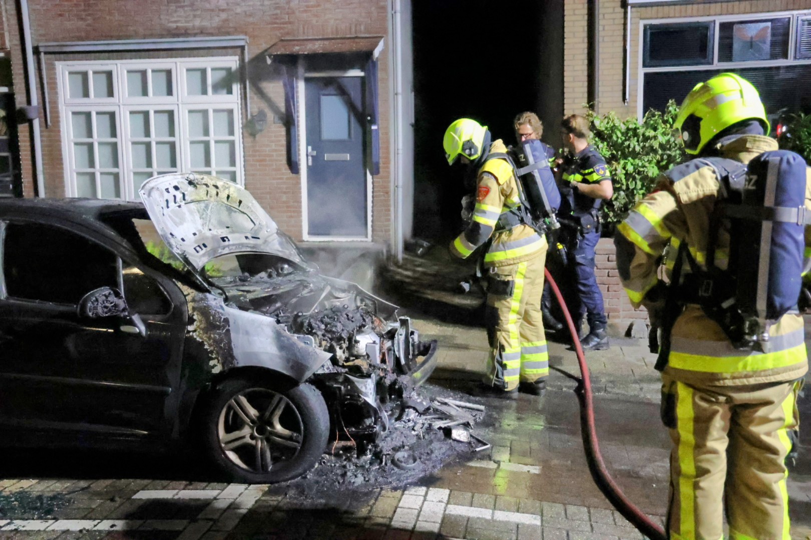 Auto uitgebrand, politie bekijkt camerabeelden