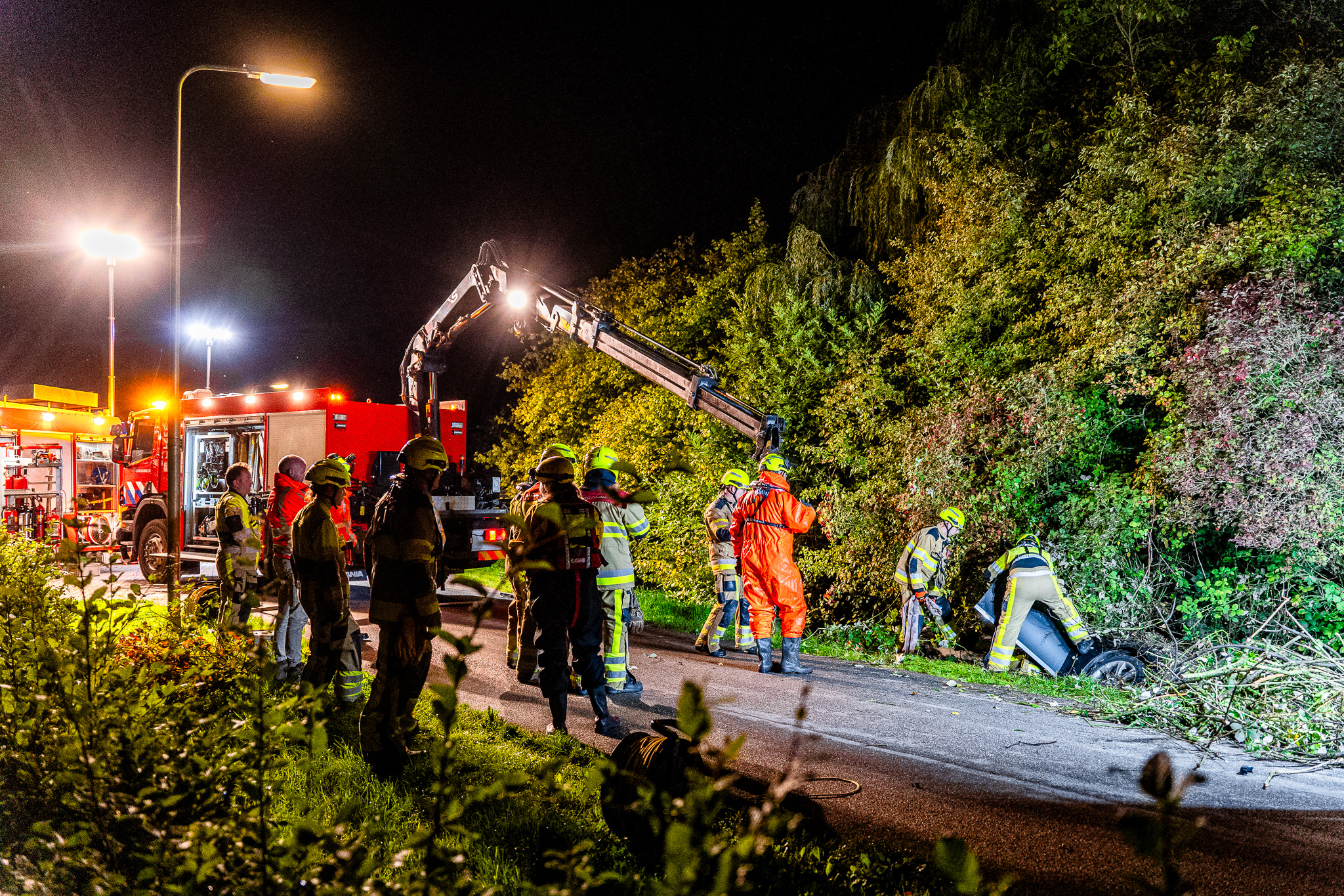 Grote inzet hulpdiensten na melding auto in sloot