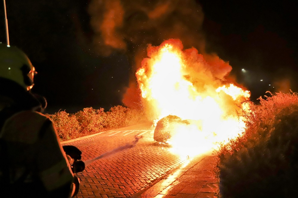 Auto vliegt twee keer in weekend in brand