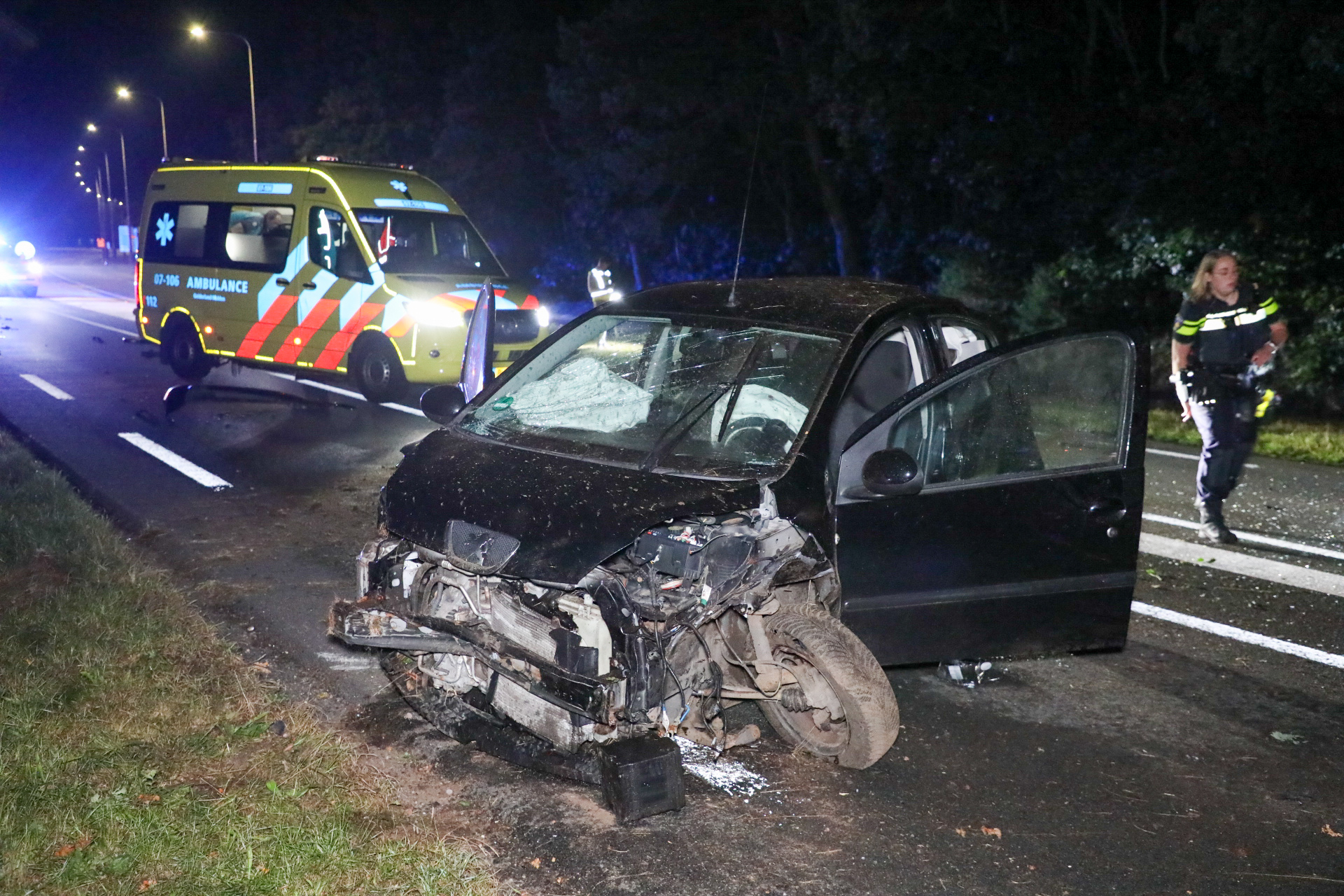Auto zwaar beschadigd na crash in sloot, bestuurder gewond
