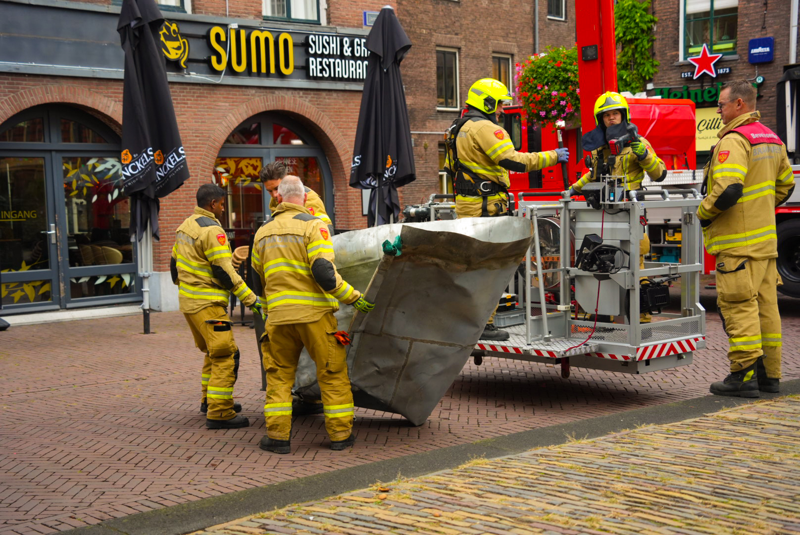 Hoogwerker ingezet voor gevaarlijk loshangend onderdeel