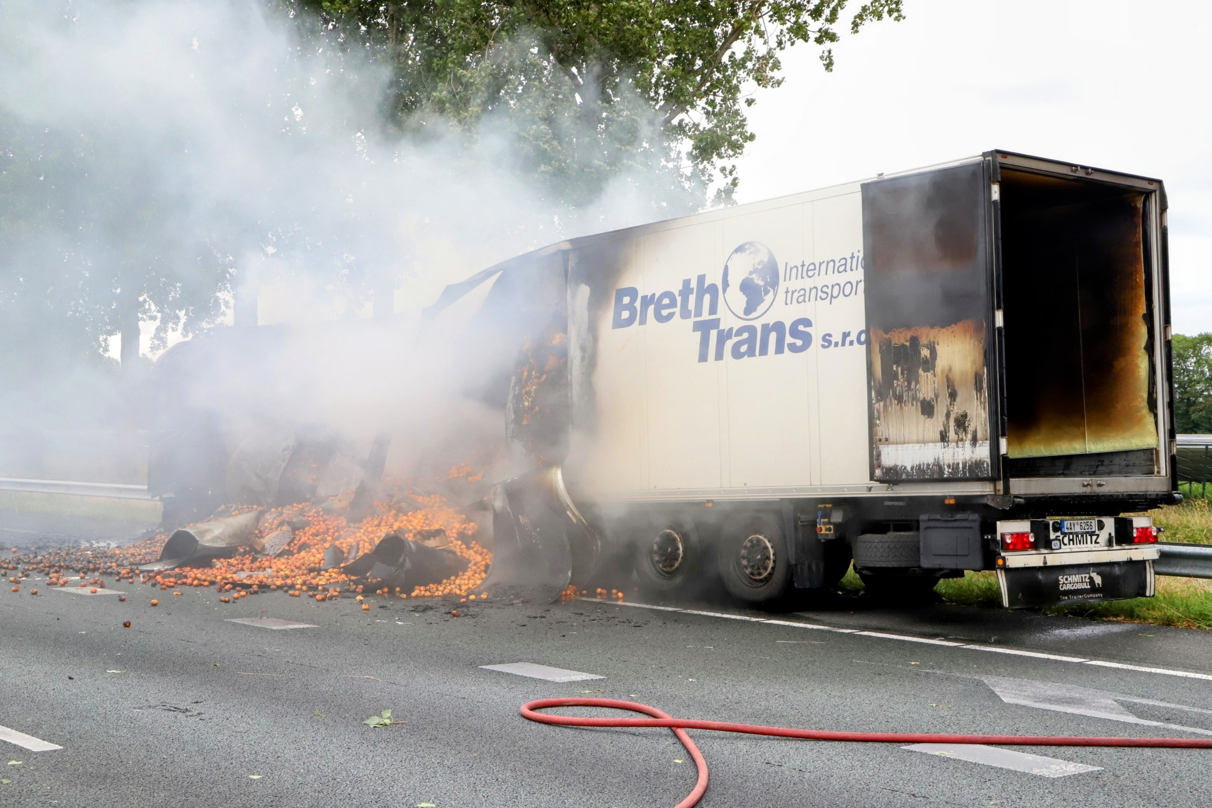 Vrachtwagen met mandarijnen vat vlam, snelweg in beide richtingen dicht