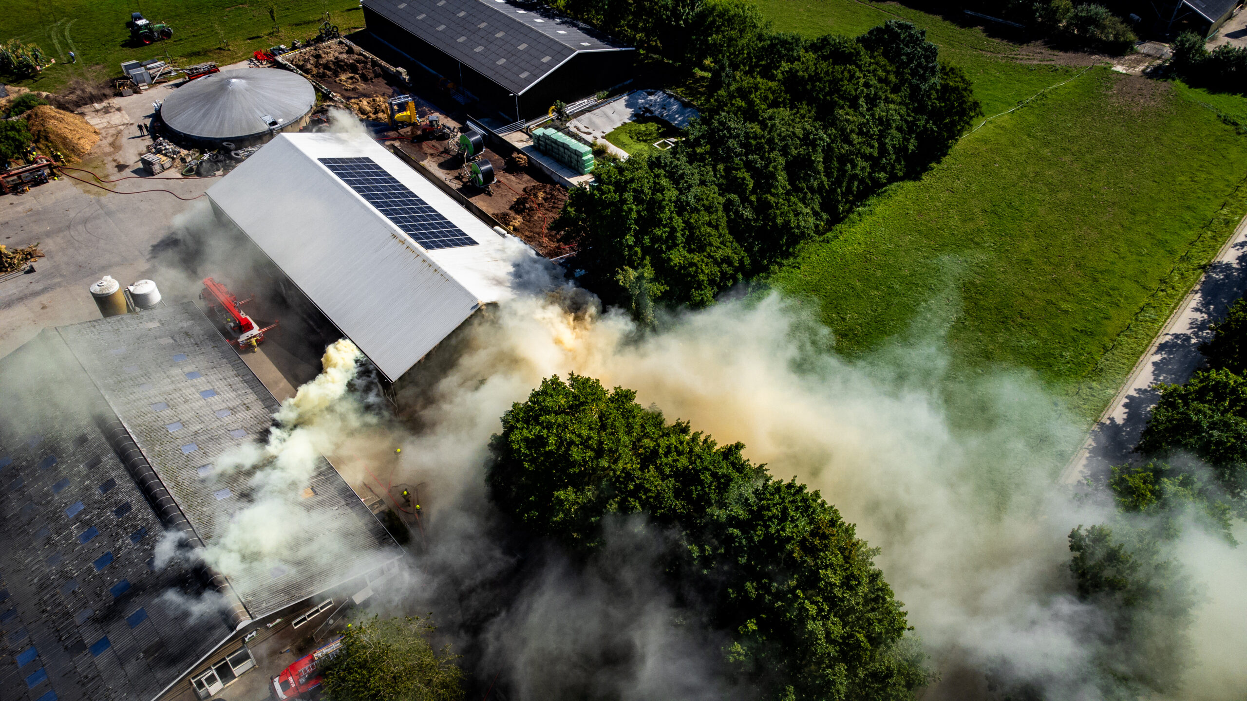 Brandweer zaagt buitenwand open om schuurbrand te bestrijden