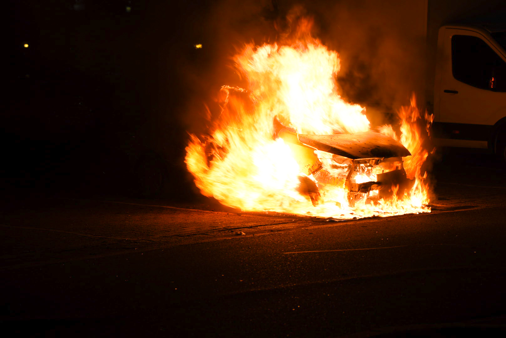 Auto uitgebrand in Arnhem, politie onderzoekt oorzaak