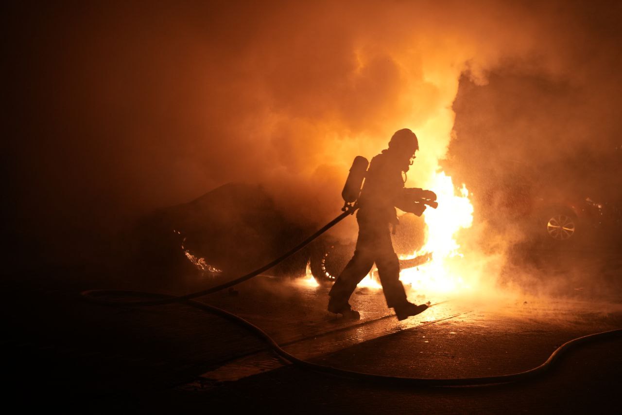 Twee auto’s verwoest door brand, man gewond