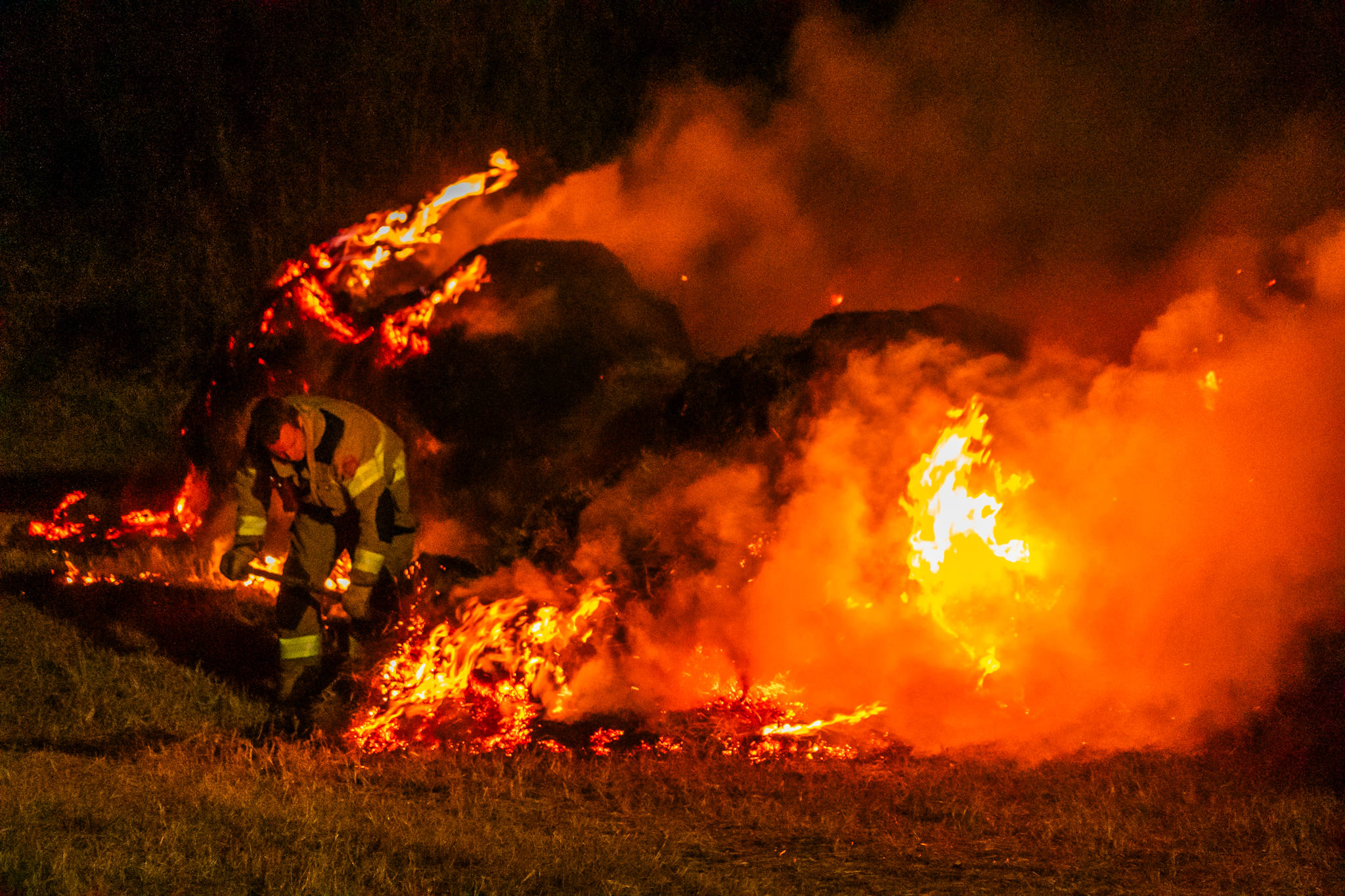 Hooibalen vliegen in brand door broei