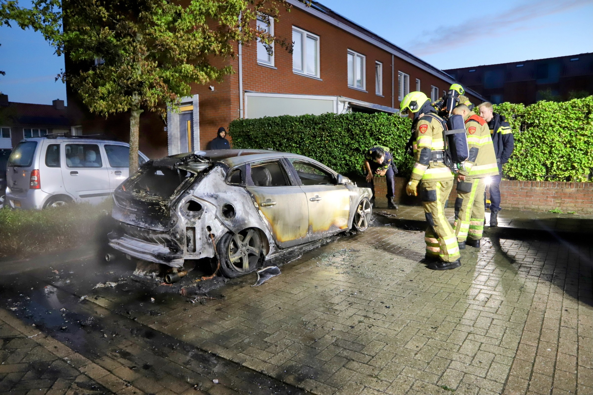 Geparkeerde auto uitgebrand, mogelijk brandstichting