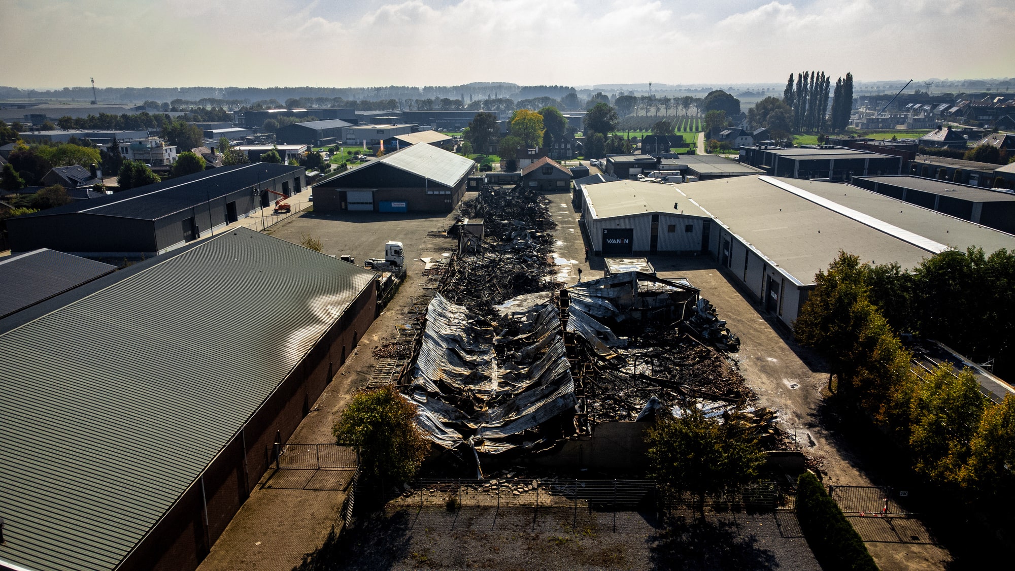 Loods volledig verwoest door felle brand, grote ravage zichtbaar bij daglicht