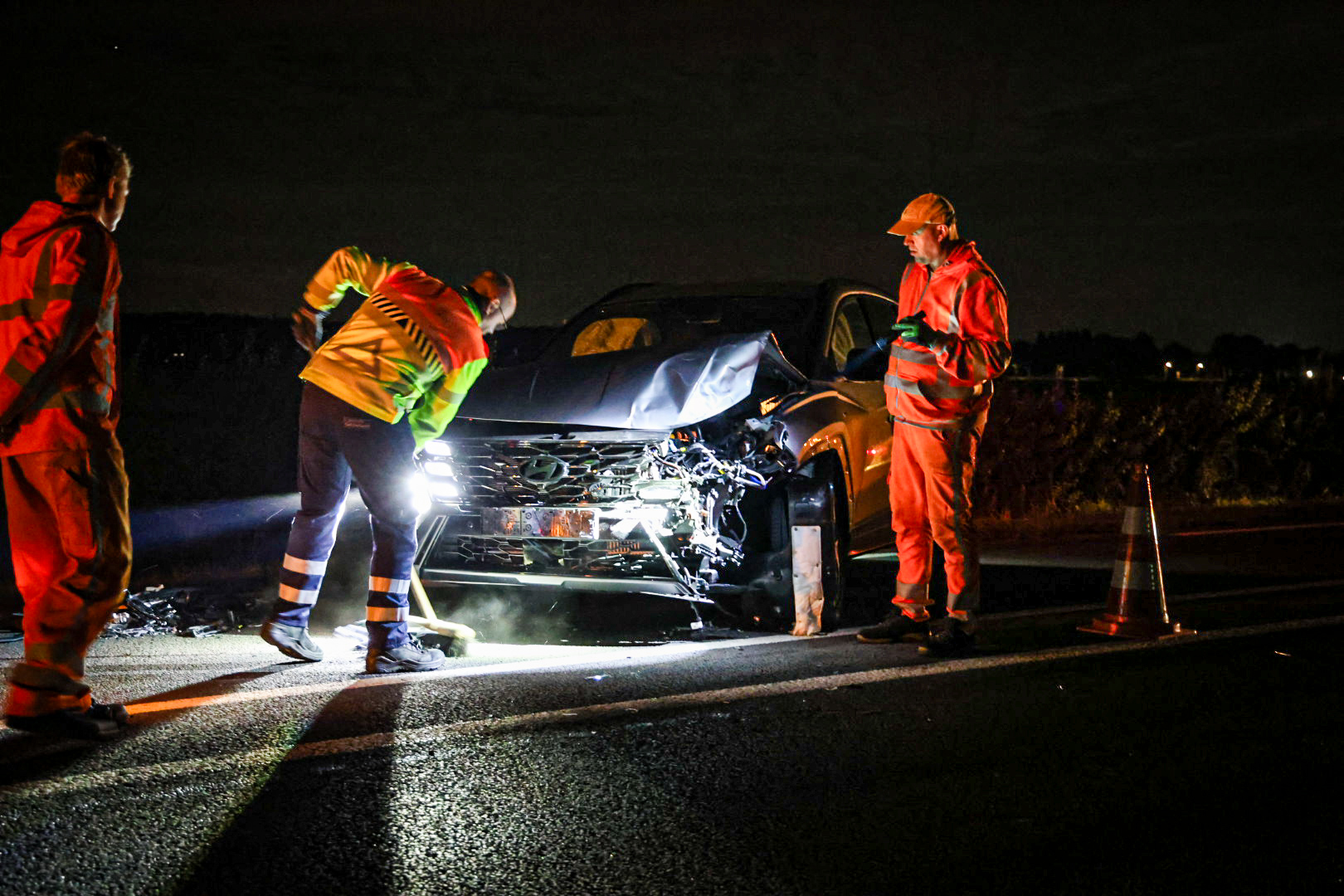 Taxibus keert vanwege file, auto botst erop