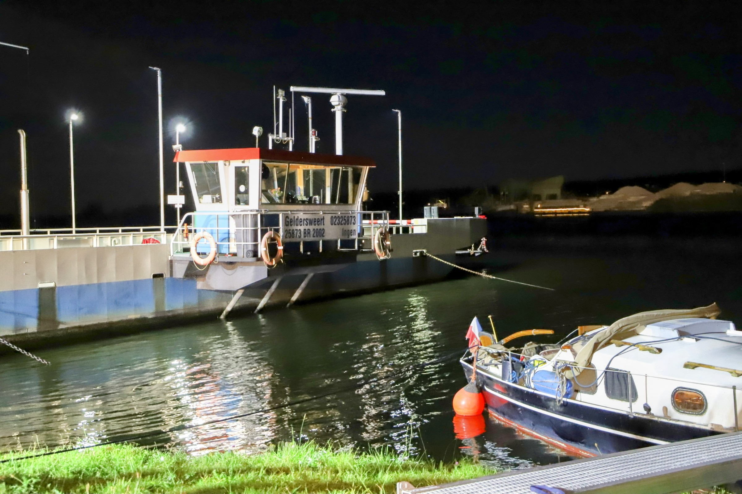 Pleziervaart raakt vast op kabel na risicovolle actie in het donker