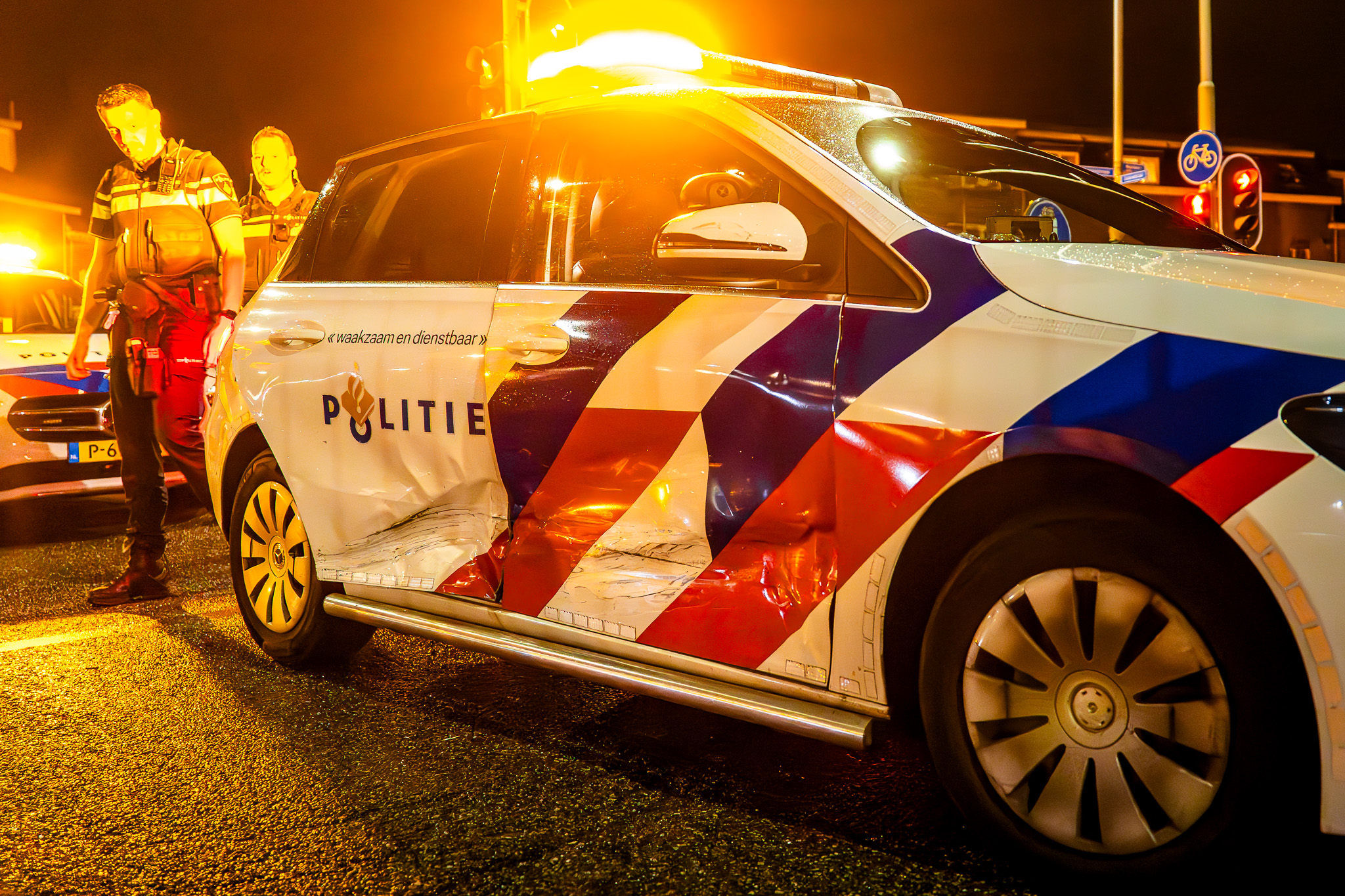 Auto botst tegen zijkant politieauto