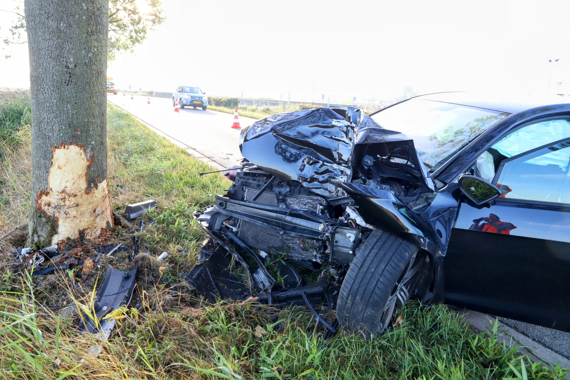 Auto zwaar beschadigd na botsing tegen boom, bestuurder gewond