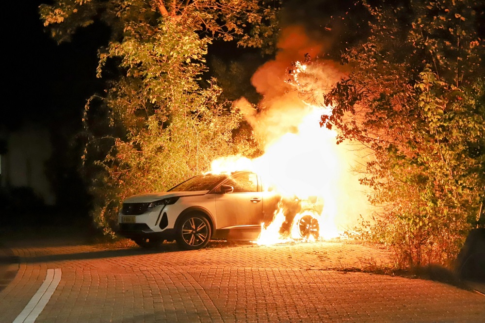 Metershoge vlammen door autobrand