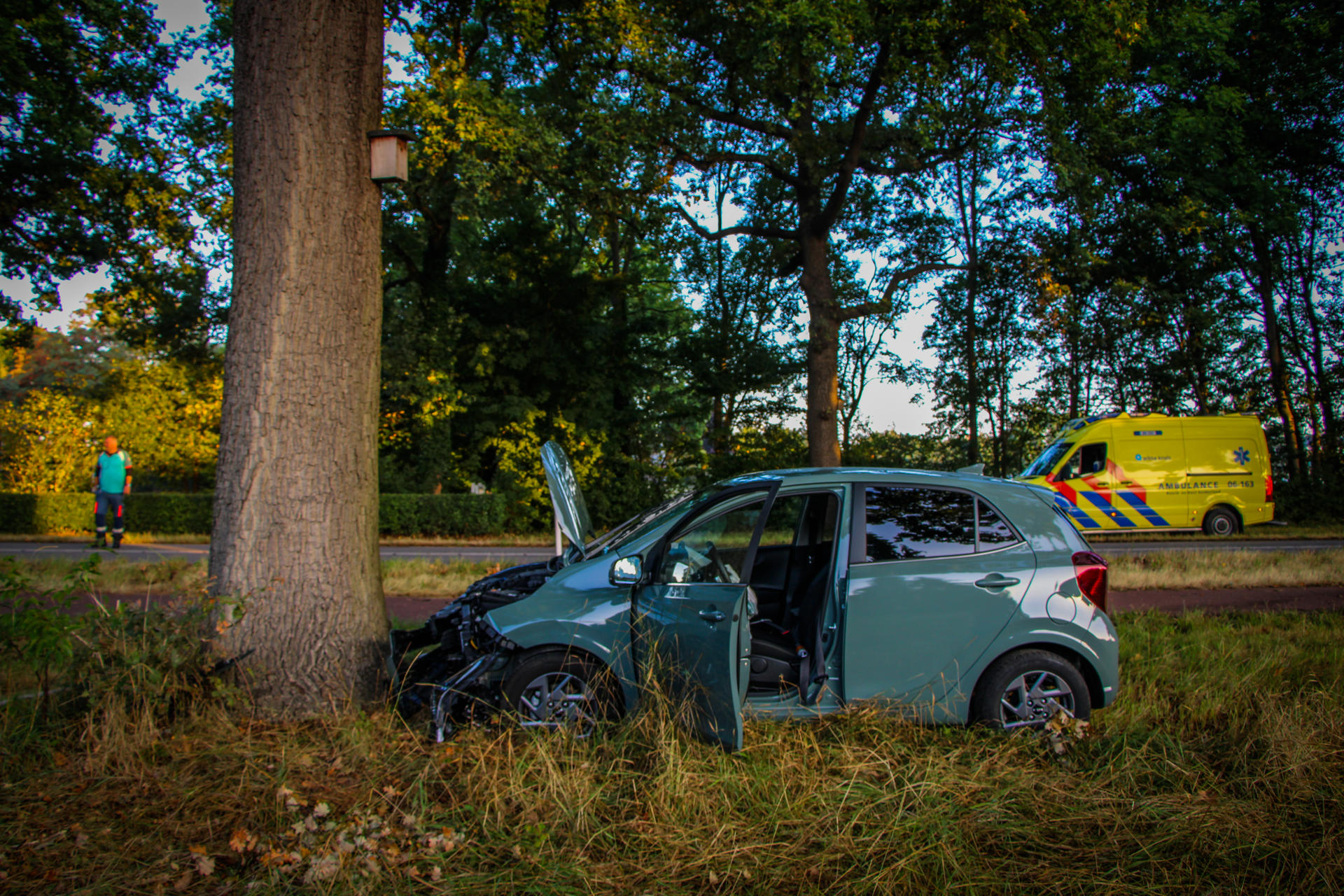 Man botst met auto tegen boom na blackout