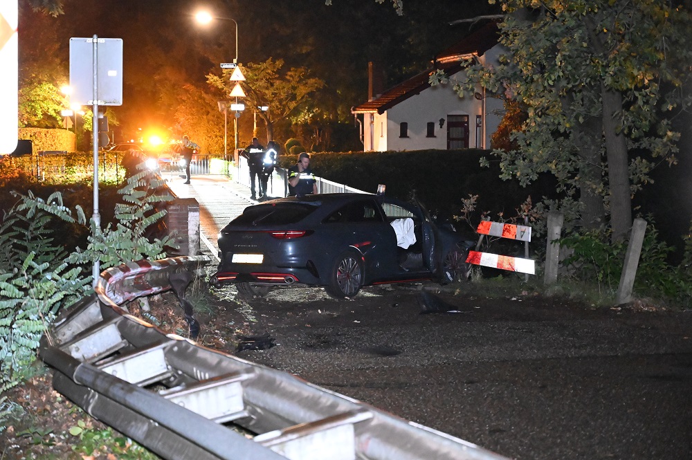 Onopvallende politiewagen crasht tijdens spoedrit