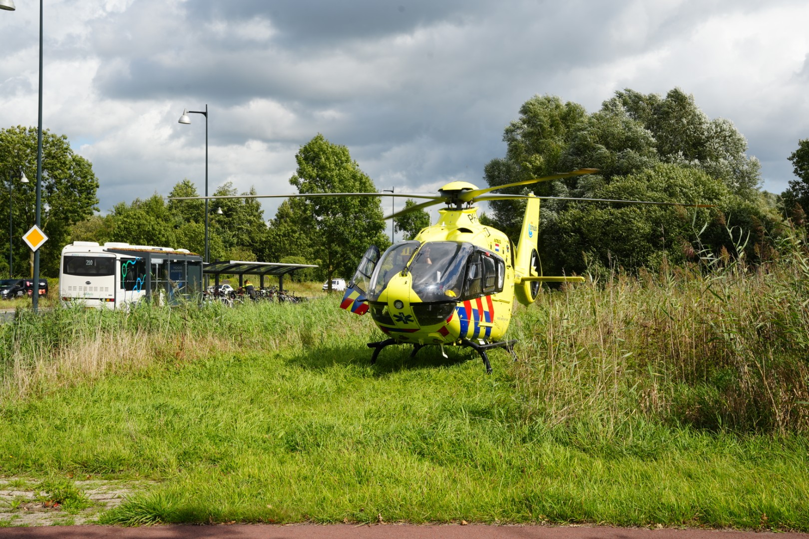 Traumahelikopter landt na incident met taxi bus