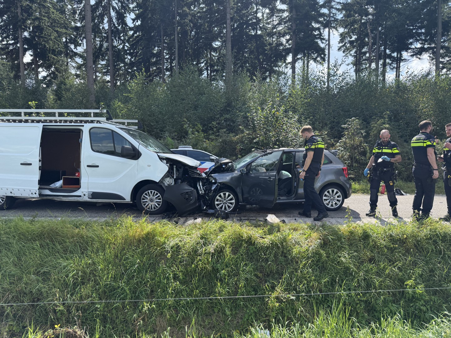 Bestelbus en auto botsen frontaal op elkaar