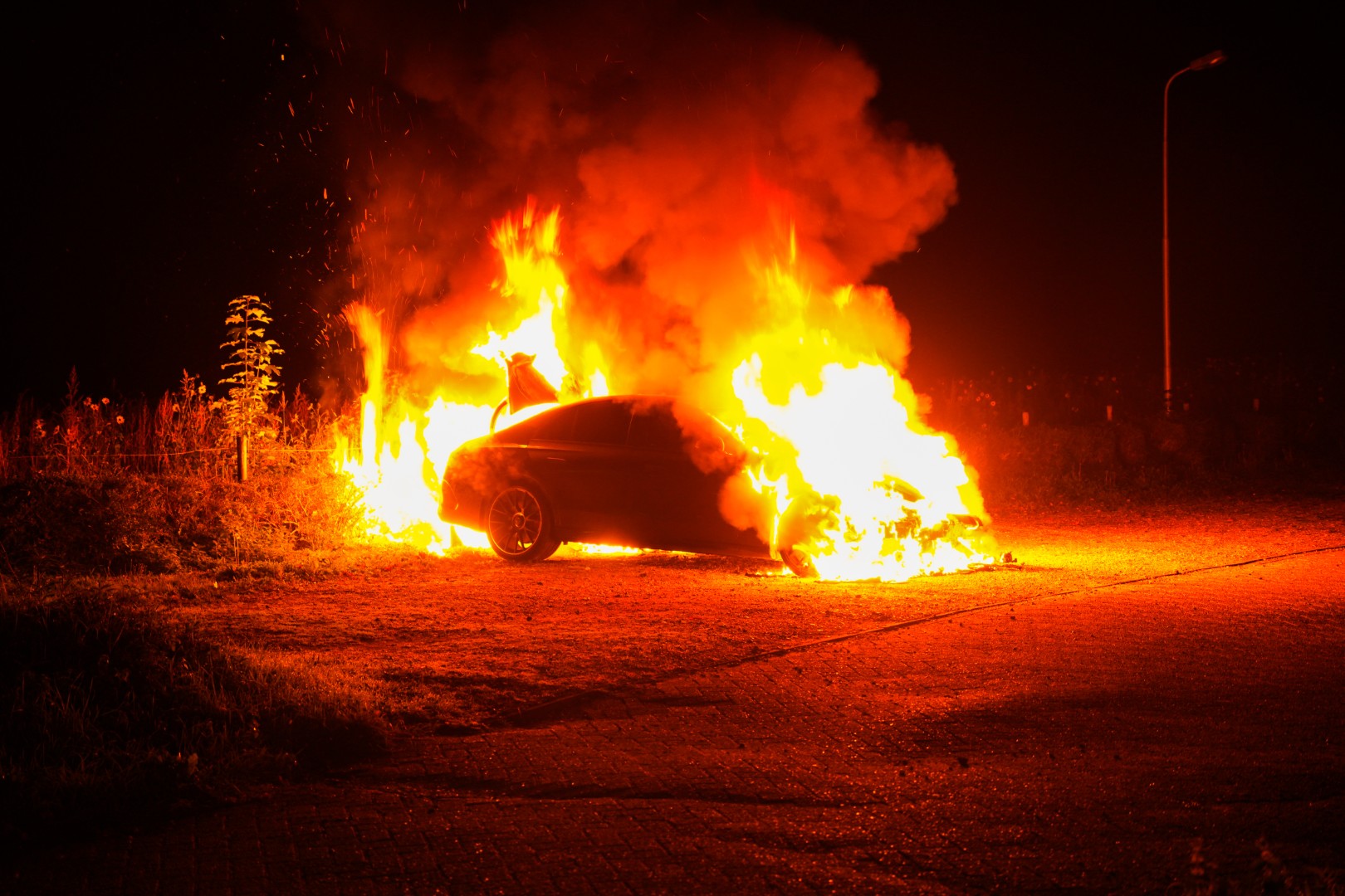 Auto volledig verwoest door brand bij chinees restaurant