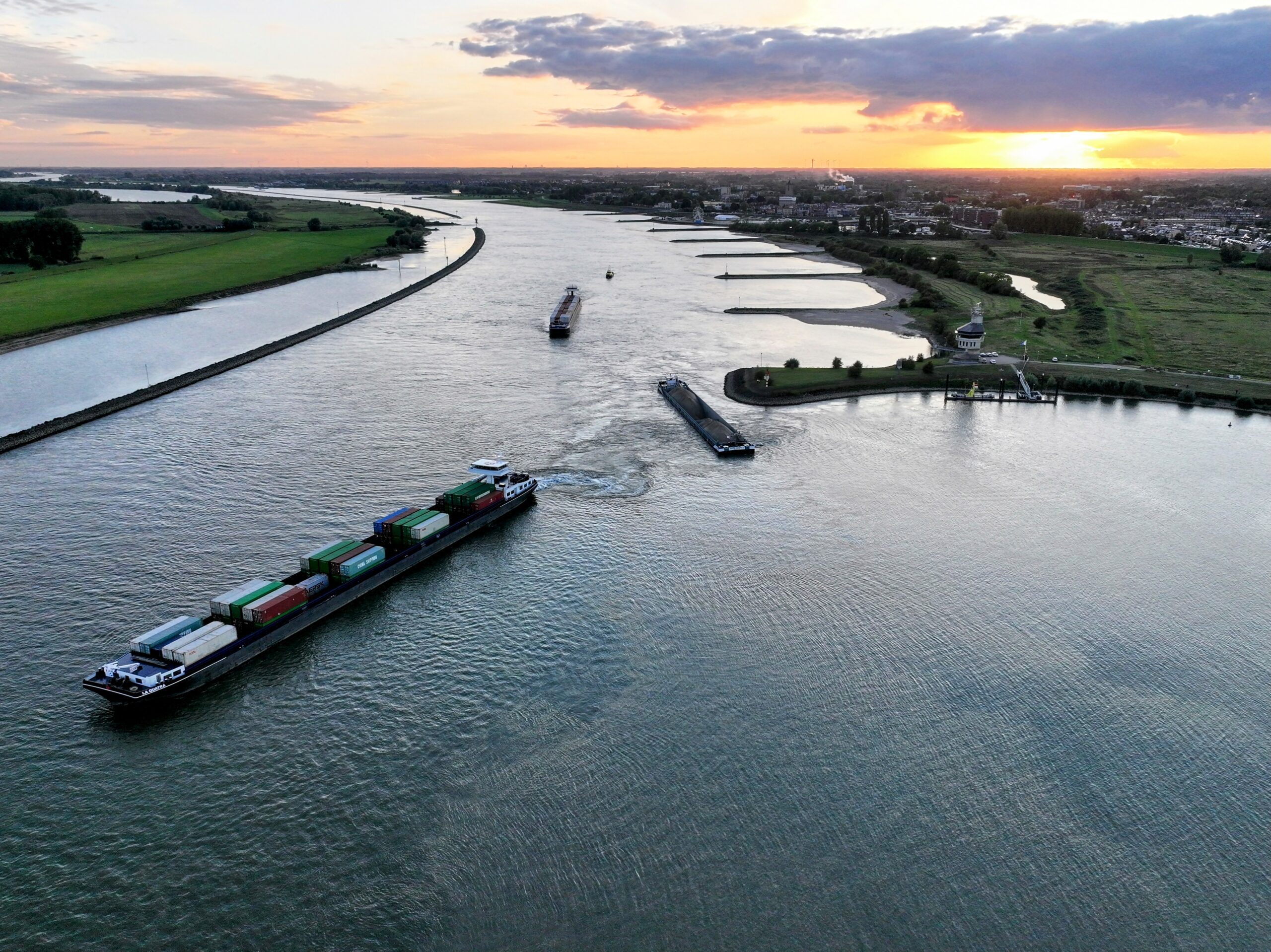 Duwbak vastgelopen op zandbank, scheepvaart gestremd