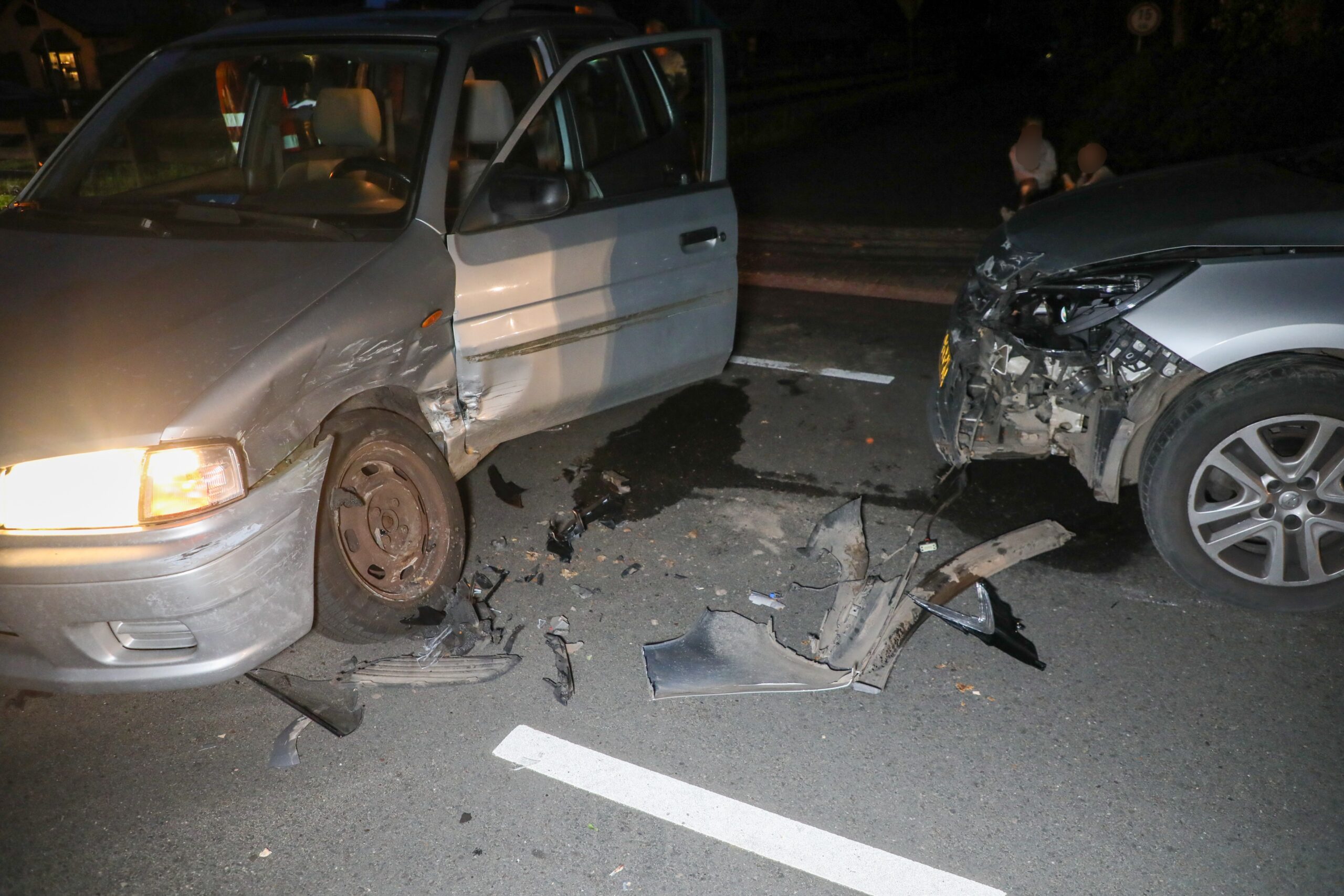 Botsing tussen twee auto’s, kinderen ongedeerd