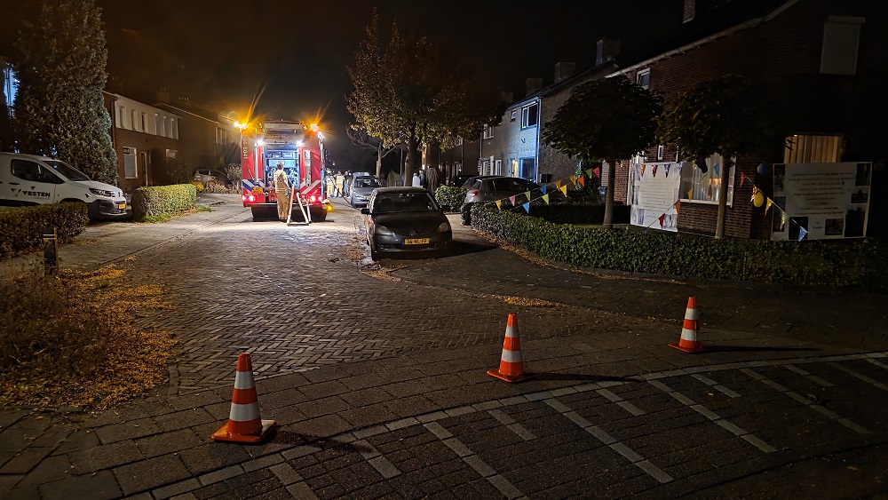 Brandweer spoelt riool na meldingen over vreemde lucht