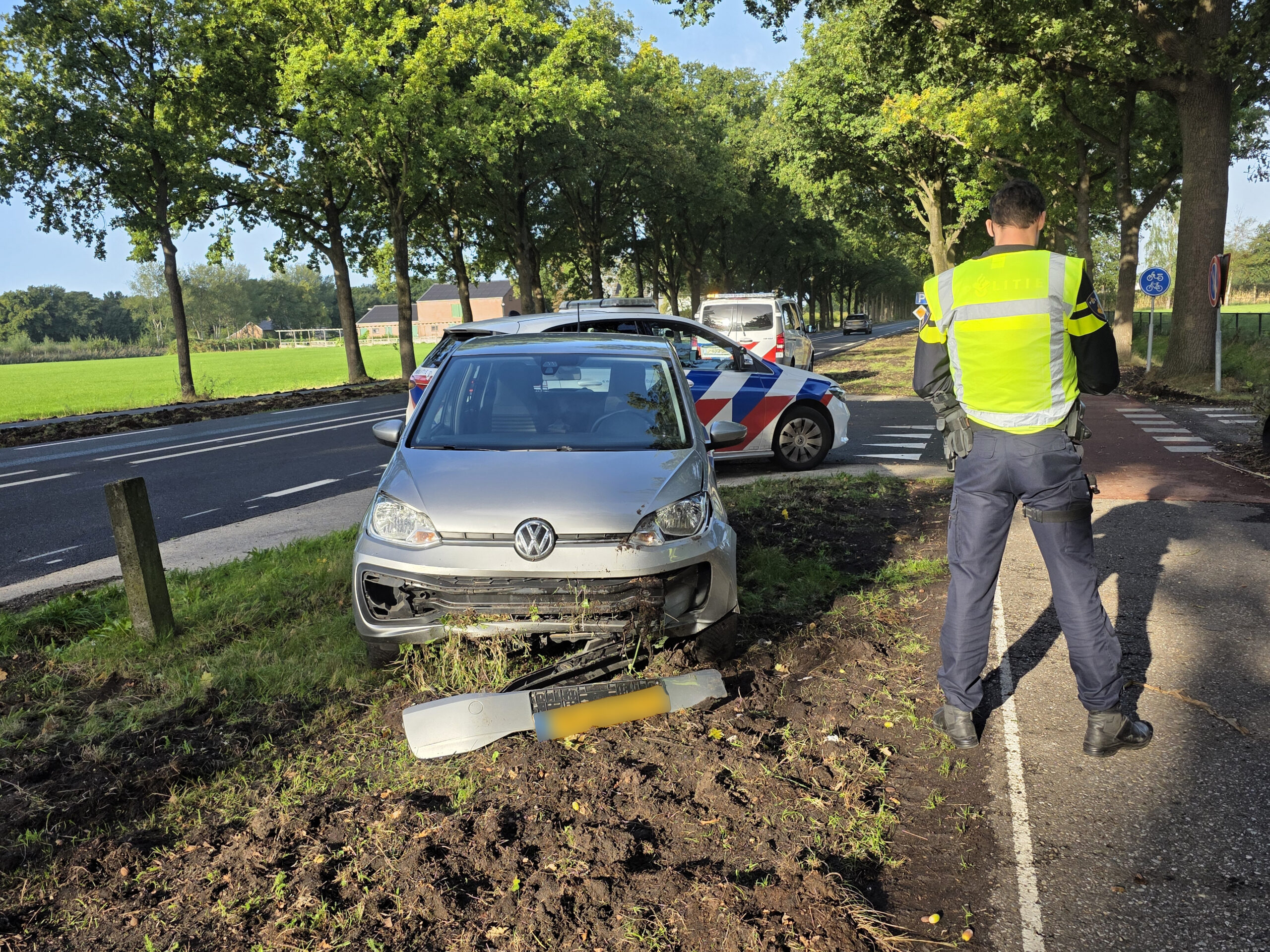 Bestuurster belandt in sloot na inschattingsfout