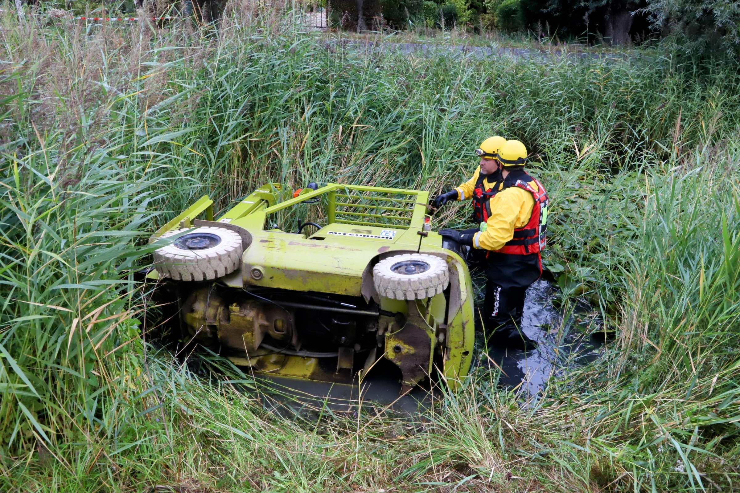 Man zit bekneld onder heftruck na ongeval