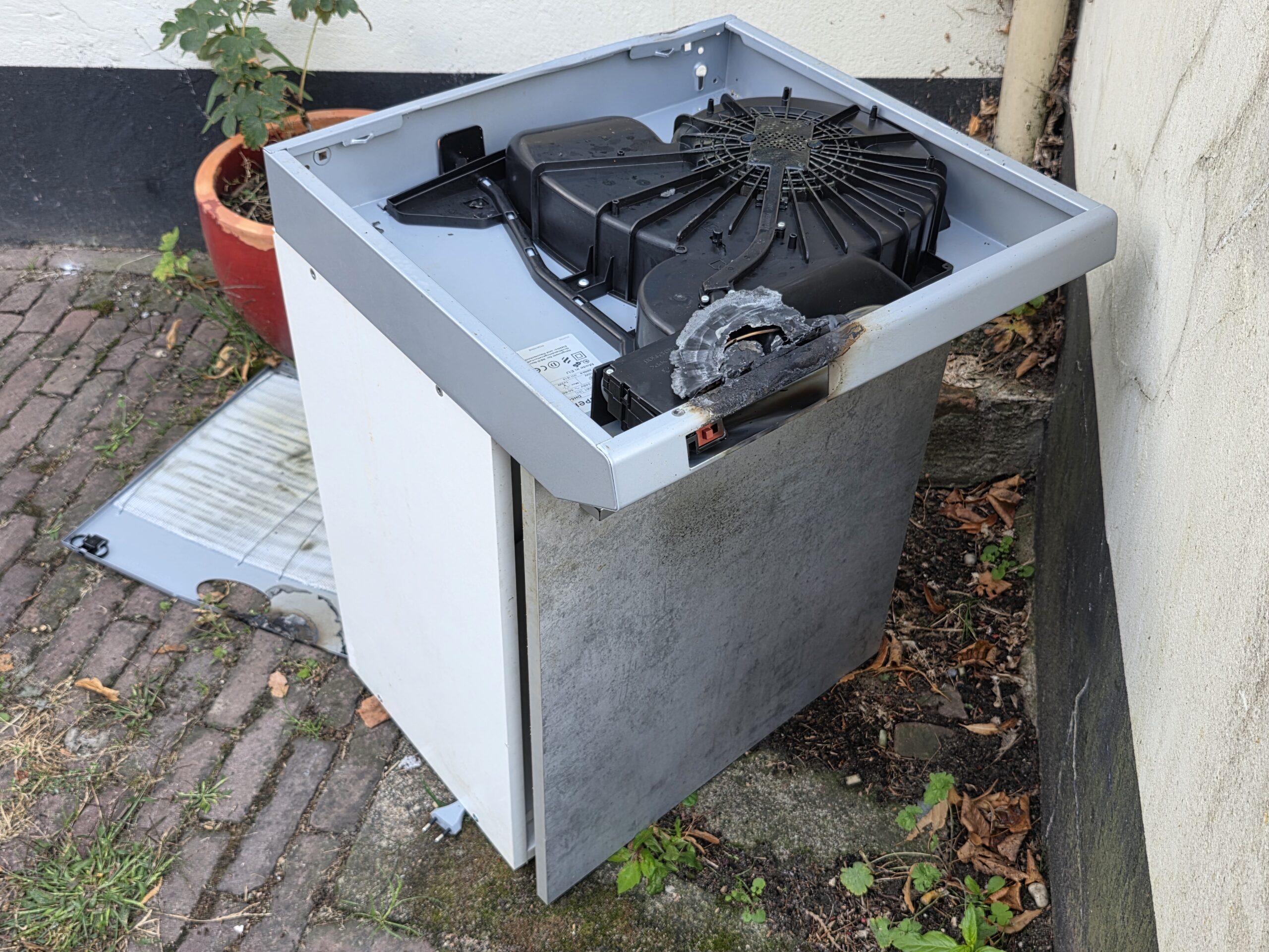 Keukenkast valt op kookplaat en veroorzaakt rook