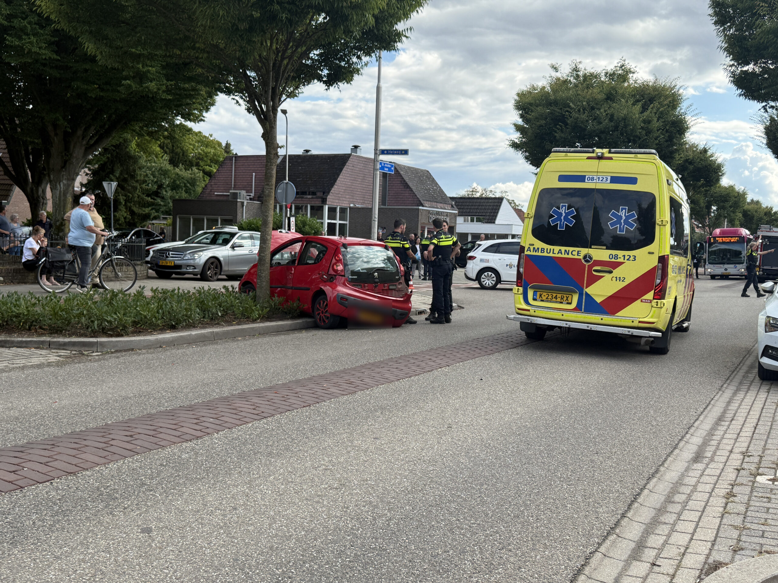 Auto botst tegen boom na aanrijding, beide bestuursters testen positief